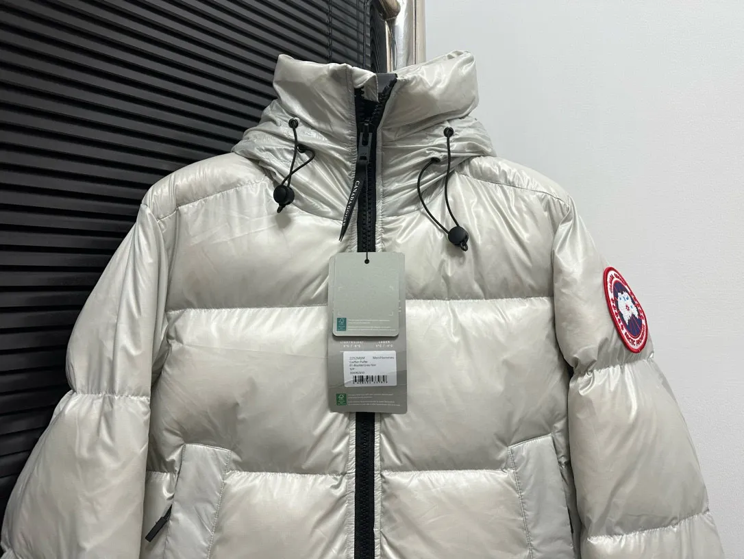 P780 [𝘾𝘼𝙉𝘼𝘿𝘼 𝙂𝙊𝙊𝙎𝙀] Canada Goose's limited new Crofton puff down jacket, top version, ceiling level Crofton soft loaf, 2024 latest style, cold protection effect up to level 4, using recycled Feather-Light tear-resistant fabric, ultra-light, no weight on the upper body at all! The unique black label highlights your temperament‼ ️ Canada Goose, a Canadian brand, has always been recognized as the warmest down jacket. Various Instagram celebrities, Internet celebrities, and celebrities often wear it for street photos. I make Canada Goose every year, but I still can't get rid of my love for it. No matter how cold the days are, there is no need to be afraid, because there is! Filled with 90% white duck down, it is the legendary warmest down jacket and is known as a must-have for Arctic outdoor sports! The most popular down jacket in the world, celebrities are rushing to buy it, it is a must-have!  Size: S~XXL